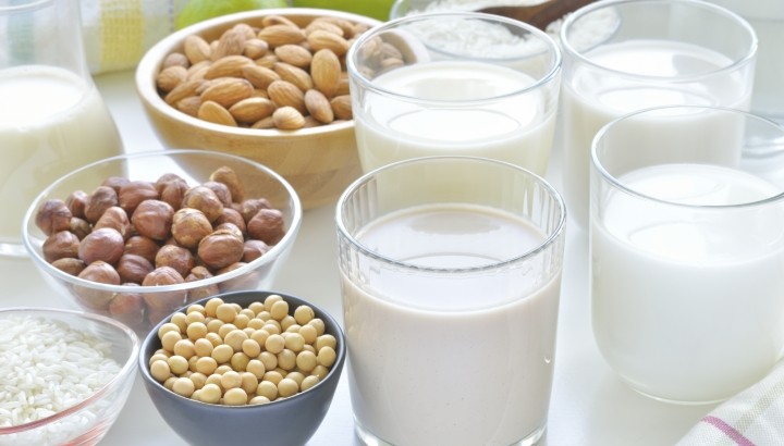 Latte vegetale: Questa comune alternativa al latte di mucca contiene una tossina (più una lista di quelli che puoi usare)