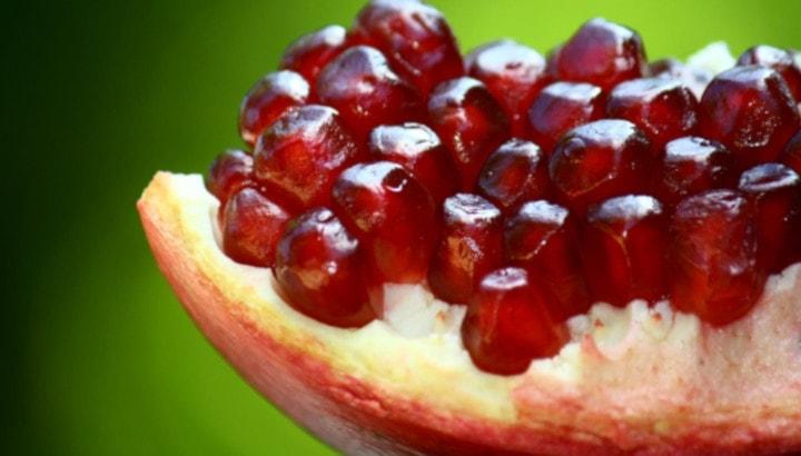 Estratto di melograno: guida completa al super frutto che aiuta a prevenire cancro e sindrome metabolica